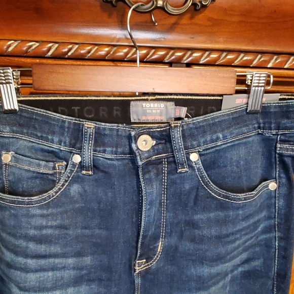 NWT TORRID Sky High Skinny step hem jeans - Picture 5 of 5